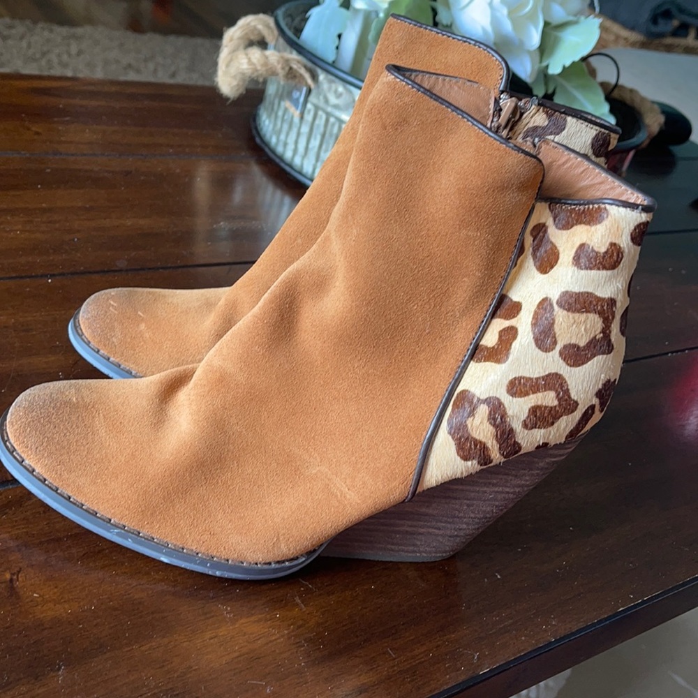 Very volatile wedge chestnut leopard booties 8.5